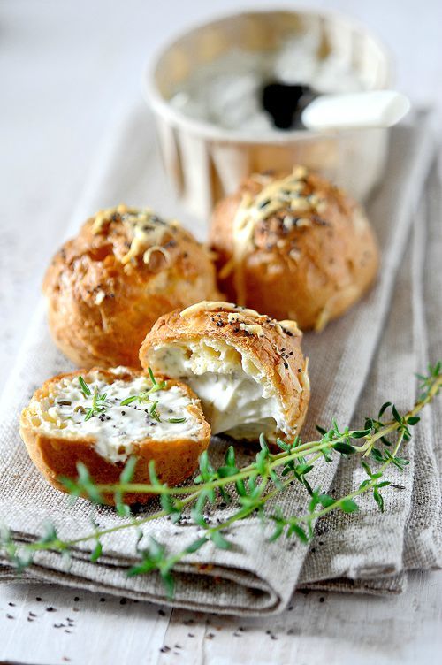 Bignè ripieni di ricotta alle erbe