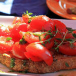 Bruschetta con pomodorini e pesto