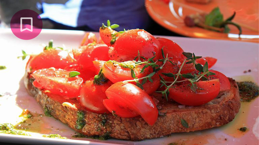 Bruschetta con pomodorini e pesto