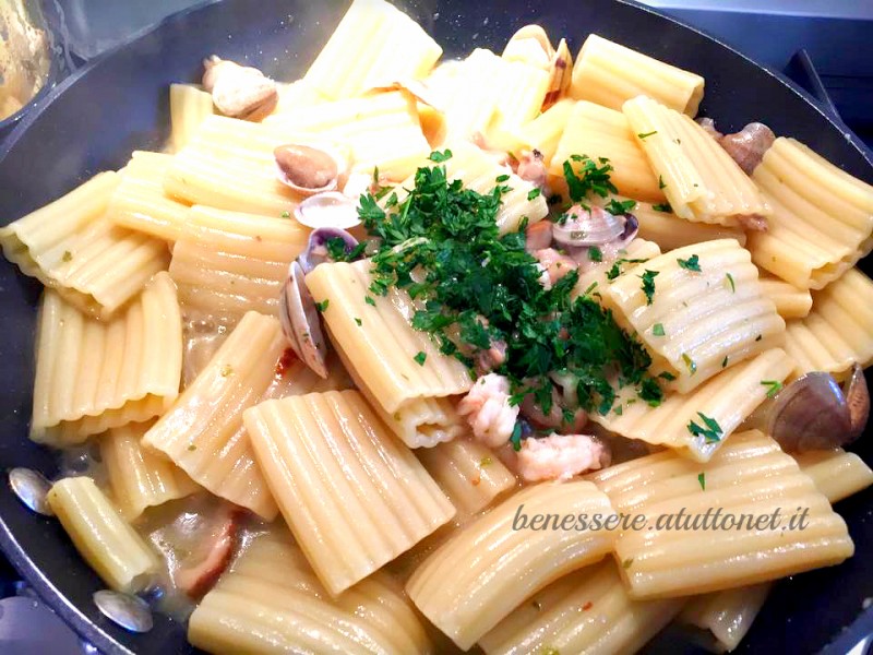 pasta-gamberetti-porcini-vongole