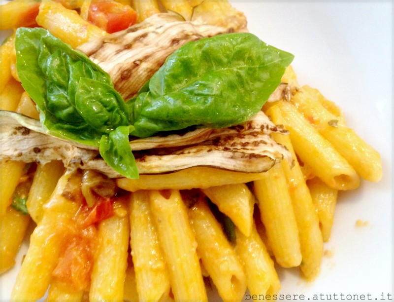 Pasta con melanzane grigliate, rucola e pomodorini