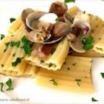 Paccheri con vongole, porcini e gamberetti