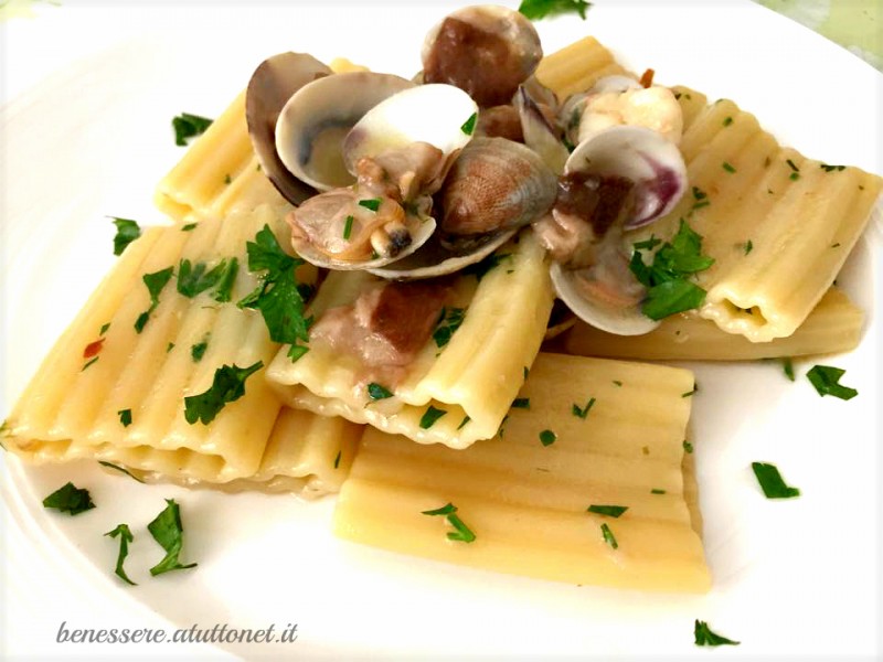 Paccheri con vongole, porcini e gamberetti