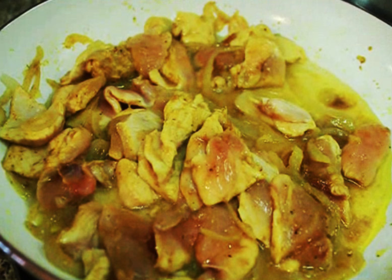 Pollo al curry con cipolle