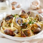 Video – Primo piatto natalizio: linguine con vongole, noci, nocciole e pinoli