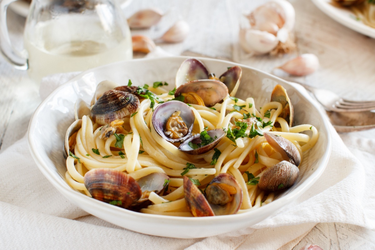 Primo piatto natalizio: linguine con vongole, noci, nocciole e pinoli