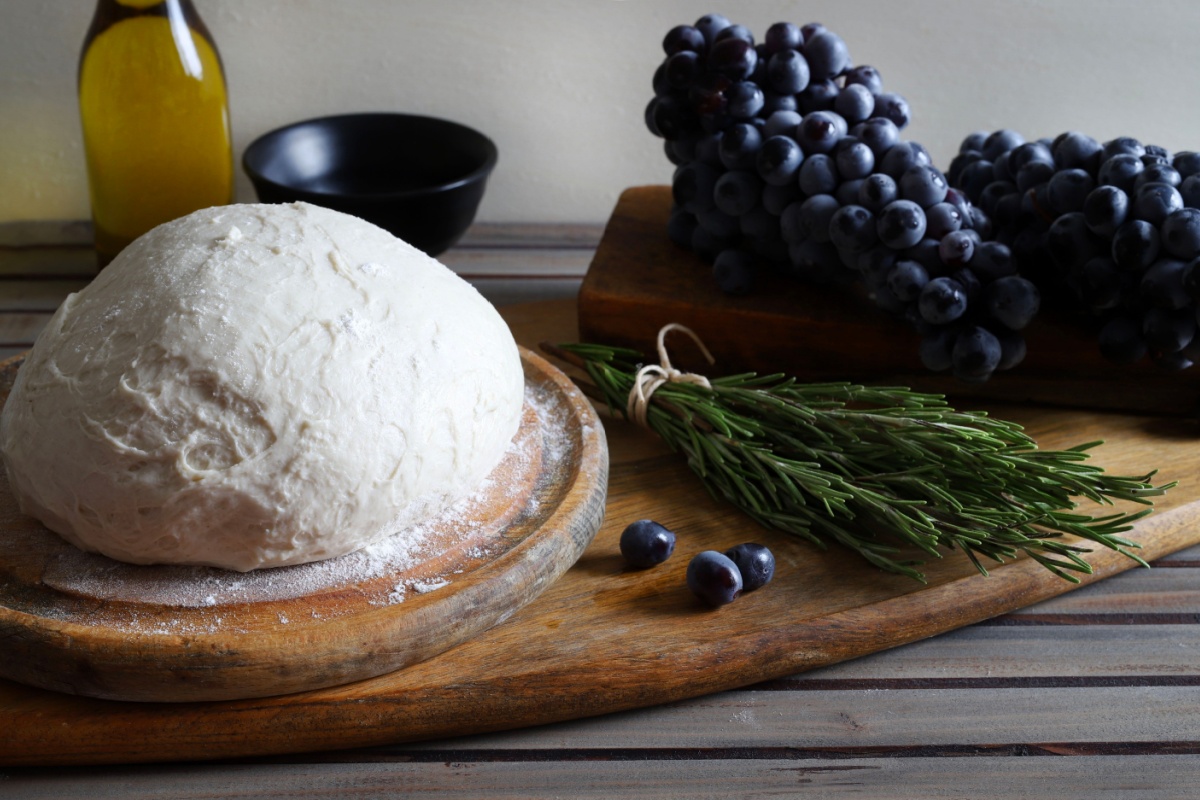 Focaccia dolce con pere e frutti di bosco