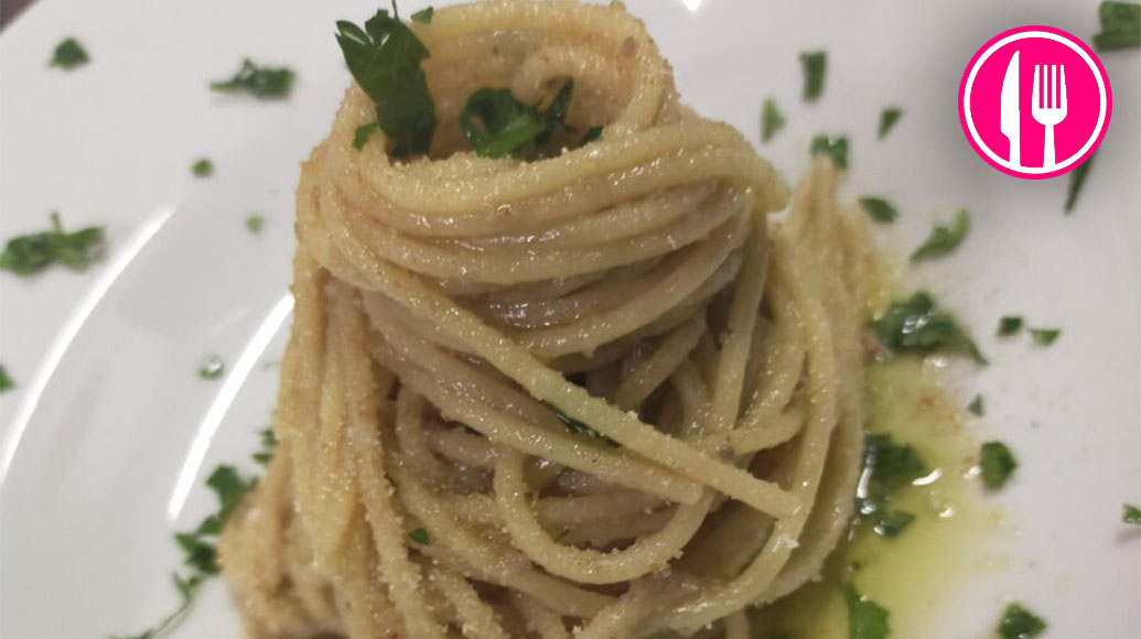 Spaghetti con acciughe e pan grattato