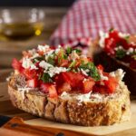 Bruschetta con fragole, pomodorini e ricotta