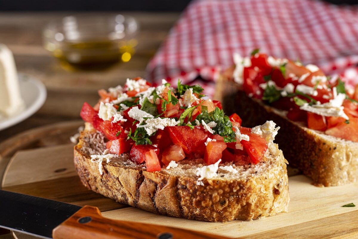 Bruschetta con fragole, pomodorini e ricotta