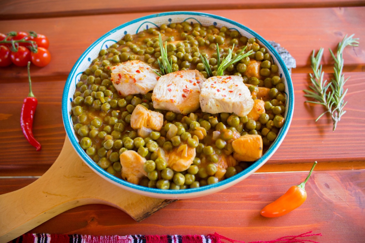 Spezzatino di pollo con piselli e soia